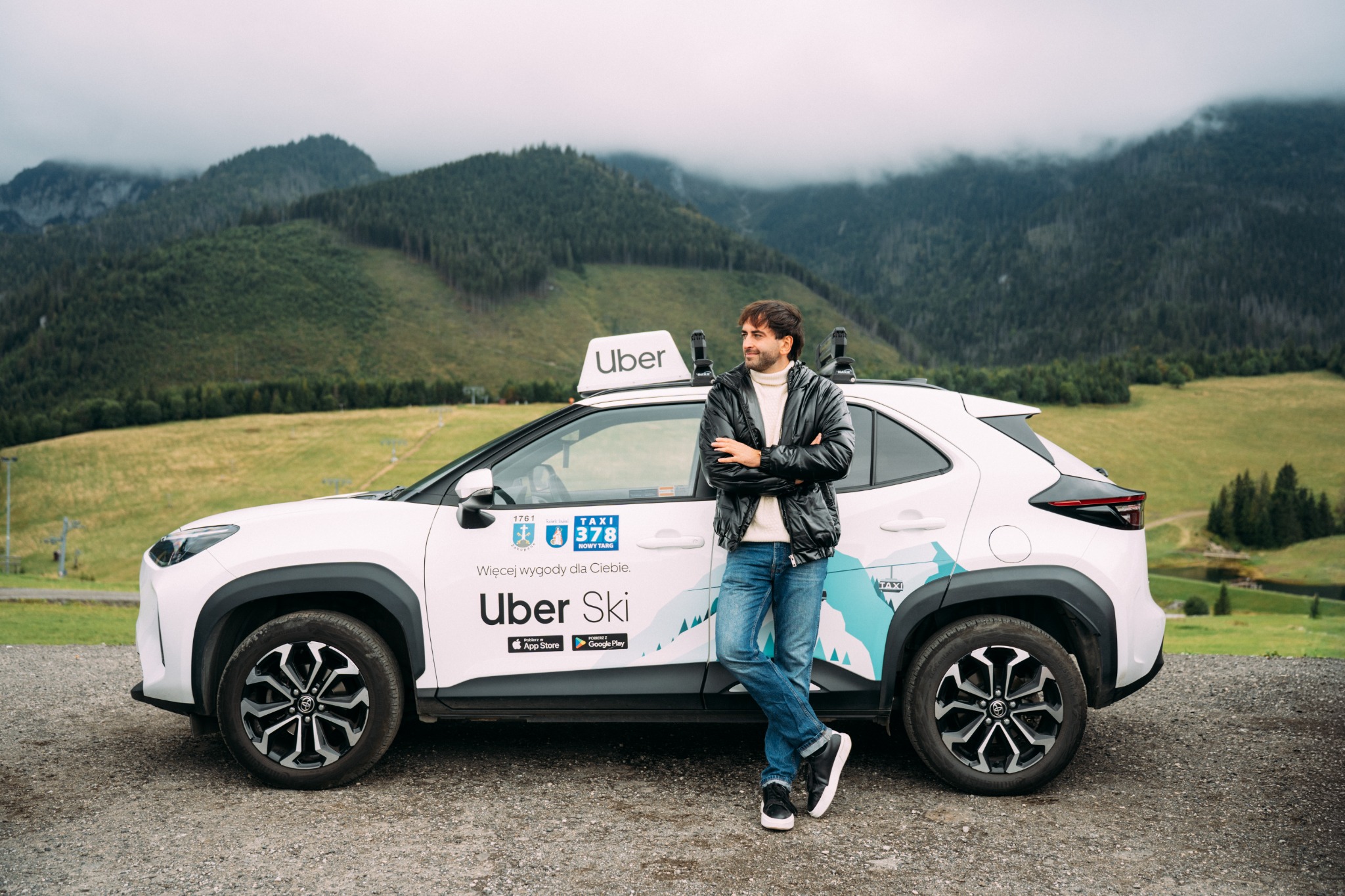 Kierowca obok Toyoty Yaris Cross Uber Ski na Podhalu