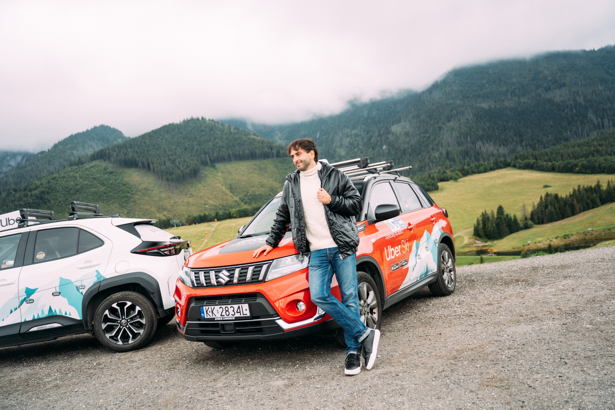 Kierowca przy czerwonej Suzuki Vitara ERES Partner