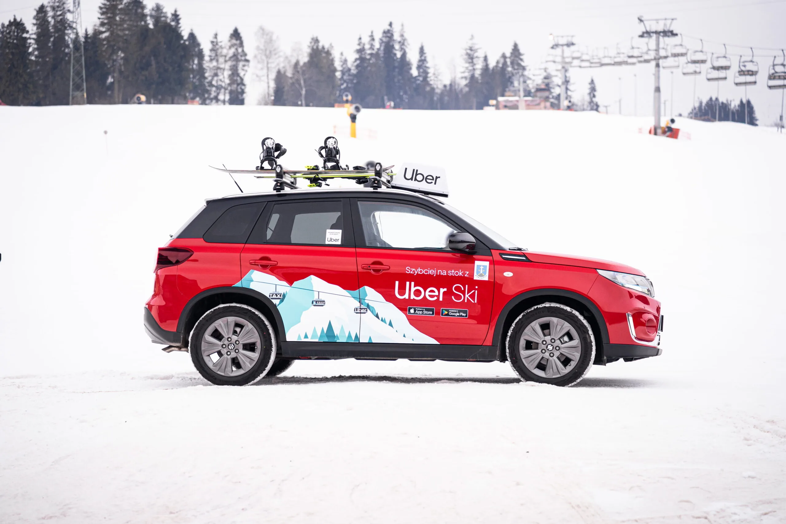 Czerwona Suzuki Vitara Uber Ski z floty ERES Partner przy stoku w Zakopanem
