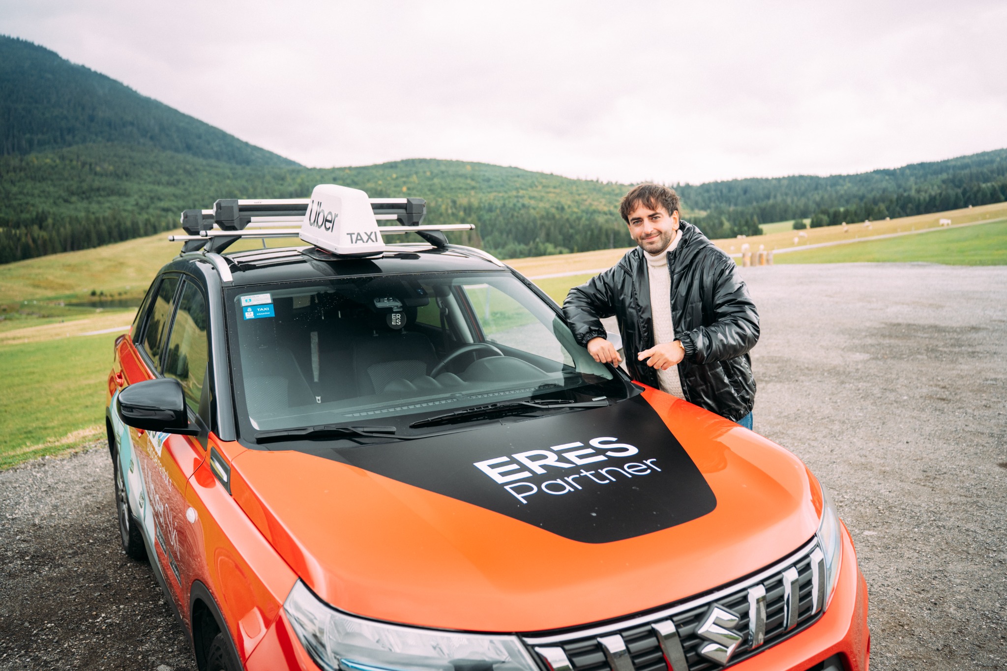 Kierowca przy Suzuki Vitara ERES Partner na tle gór na Podhalu
