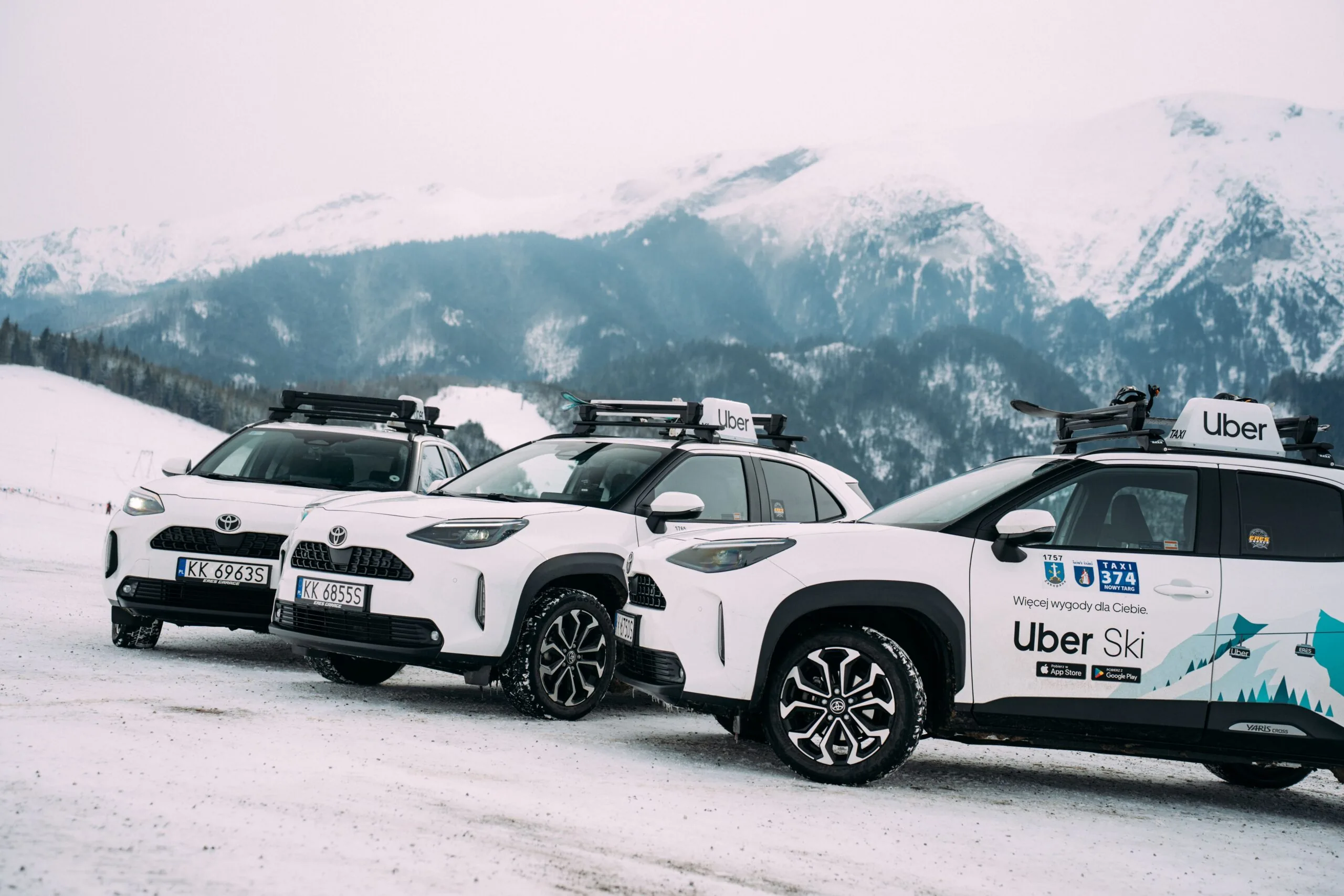 Trzy Toyoty Yaris Cross Uber Ski z floty ERES Partner na tle Tatr