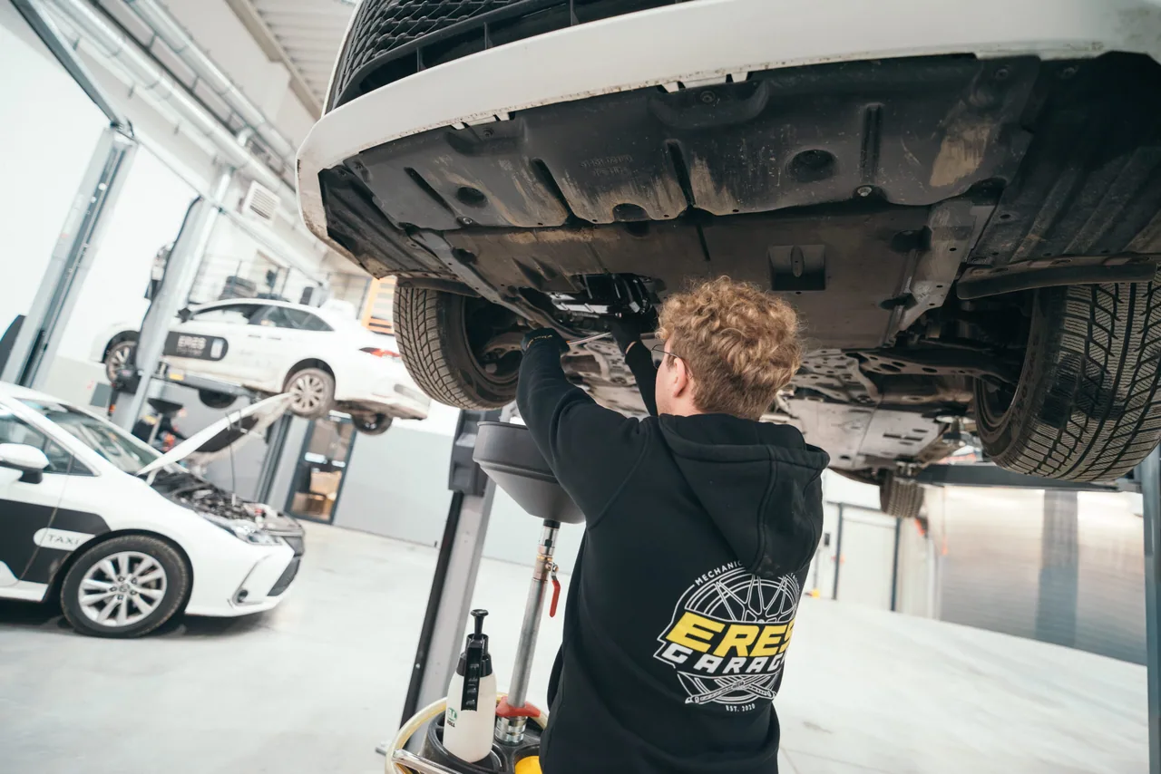 Mechanik podczas serwisu samochodu na podnośniku w ERES Fleet Center