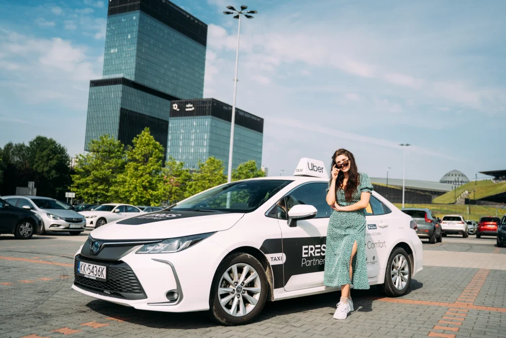 Kierowczyni ERES Partner przy Toyocie Corolli hybrydowej z LPG w Katowicach