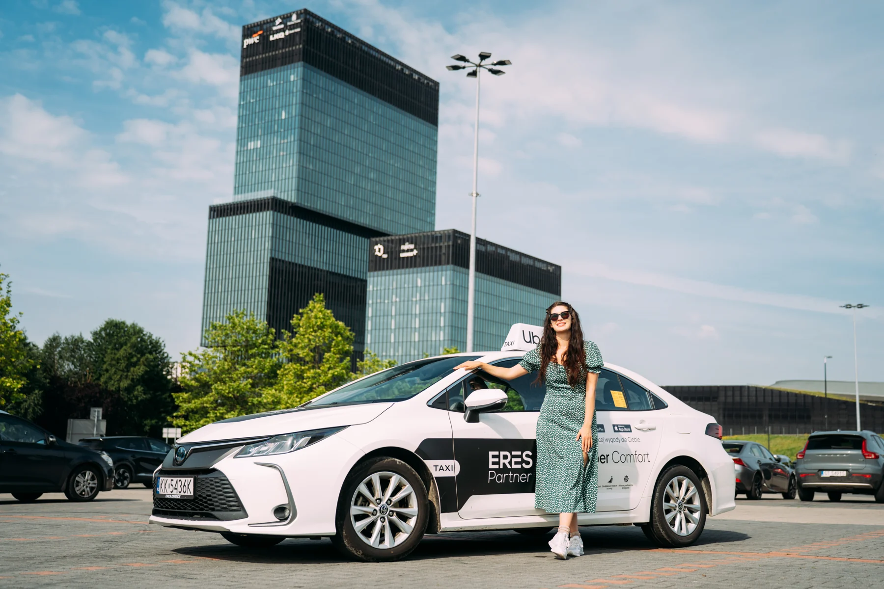 Toyota Corolla ERES Partner przy wieżowcach .KTW w Katowicach, kierowca Uber na Śląsku