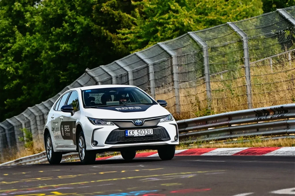 Toyota Corolla ERES Partner na Nürburgring Nordschleife przy siatce i barierach