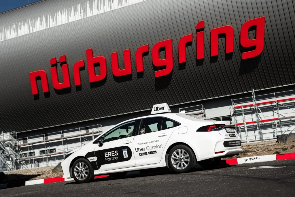 Toyota Corolla ERES Partner z napisem zatrudniamy kierowców pod Nürburgringiem