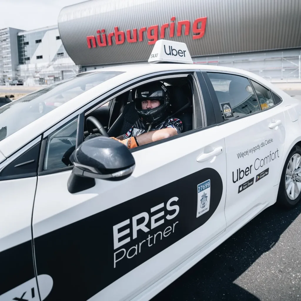 Kierowca ERES Partner w kasku za kierownicą Toyoty Corolli pod Nürburgringiem