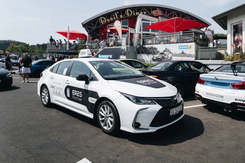 Taksówka ERES Partner na parkingu przy Devil's Diner na Nürburgringu