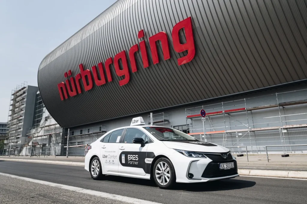 Taxi z Krakowa przed halą Nürburgringu