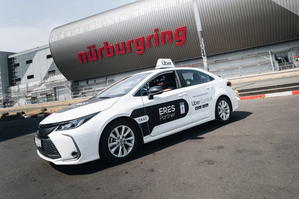 Toyota Corolla Hybrid ERES Partner przed budynkiem Nürburgring