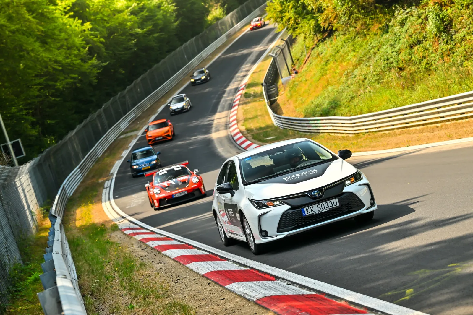 Toyota Corolla taxi ERES Partner przed Porsche 911 na Nürburgring Nordschleife